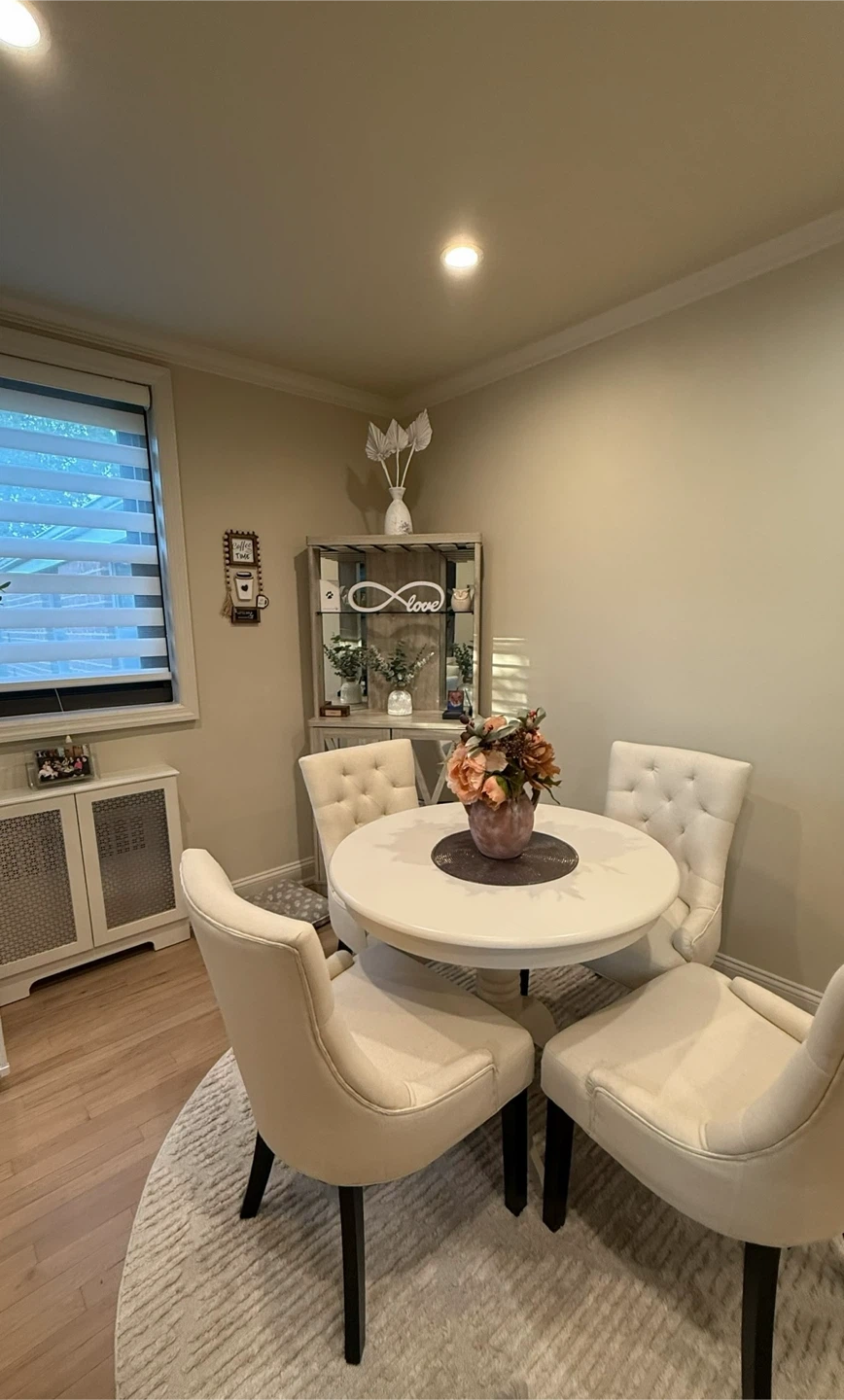 White Round Table and 4 Tufted Chairs Set - photo 5