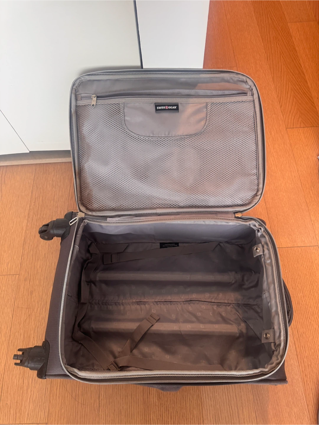 SwissGear Carry-on Suitcase - photo 3