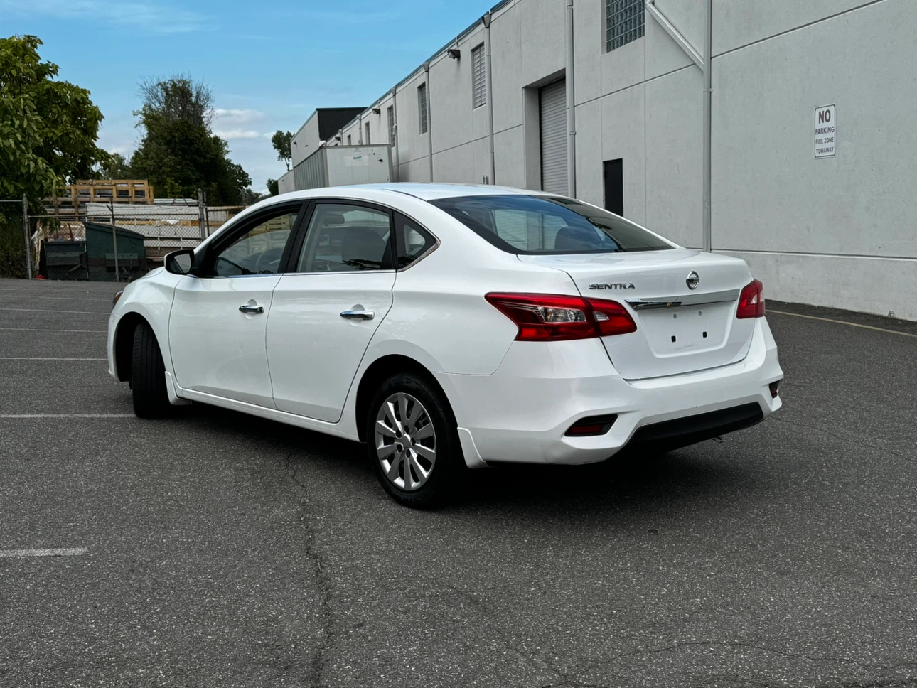 2016 Nissan Sentra sedan - photo 2