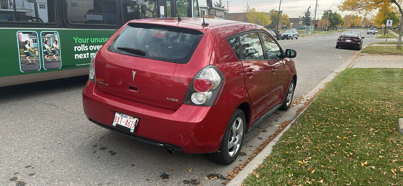Red Pontiac Vibe Hatchback - photo 2