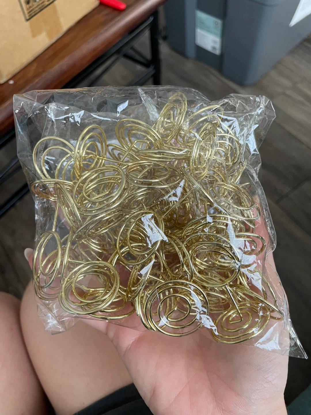 40 Gold Spiral Place Card Holders - photo 2