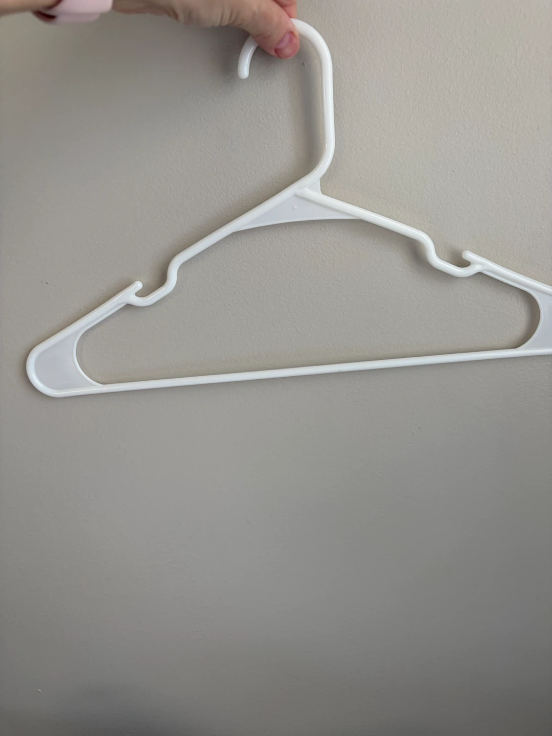 White plastic hangers 50ct
