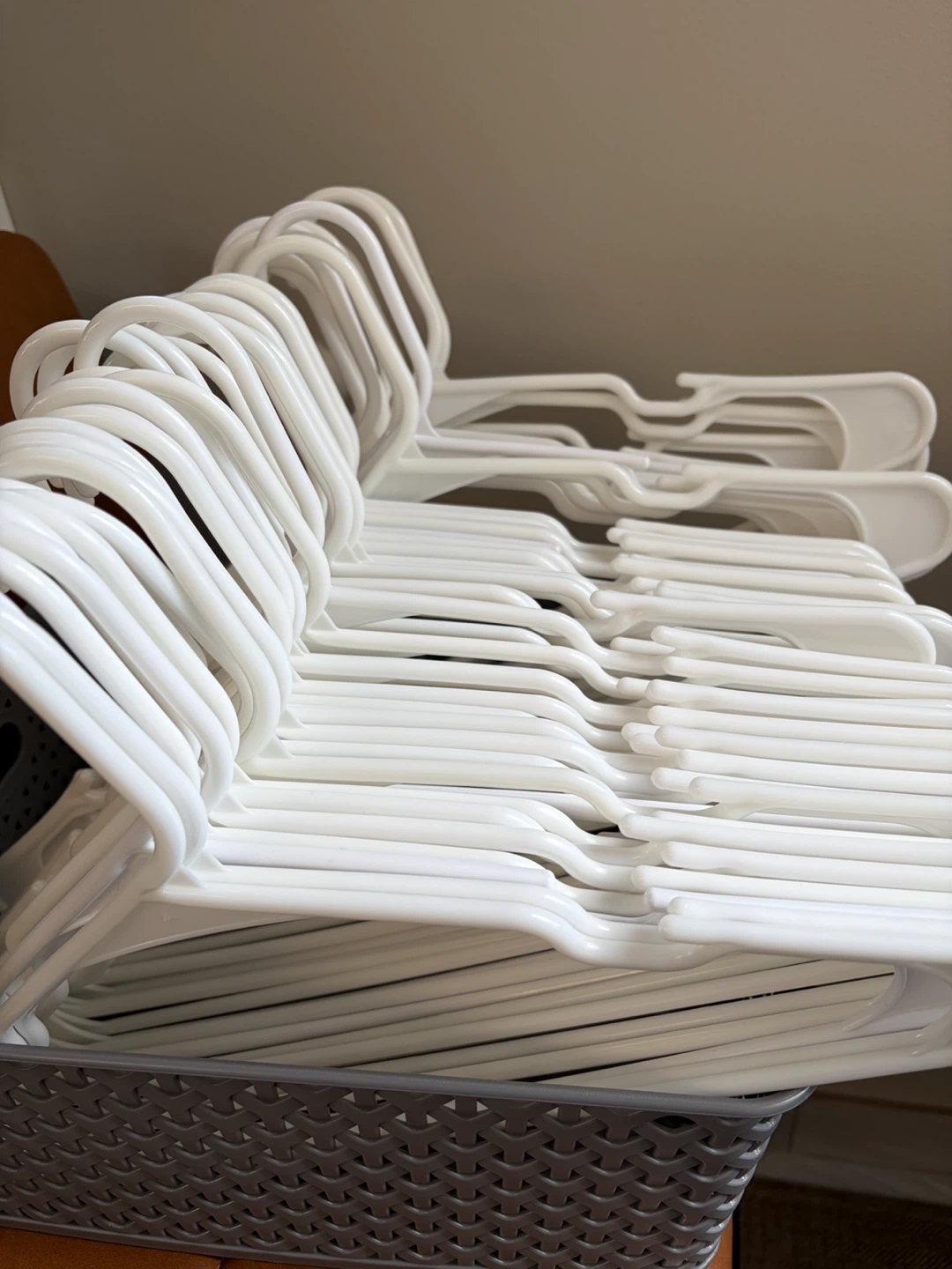 White plastic hangers 50ct - photo 2
