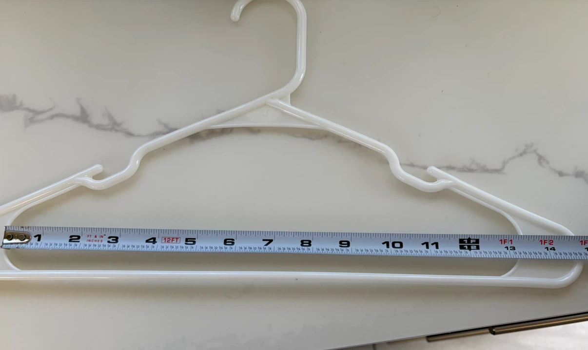 White plastic hangers 50ct - photo 3