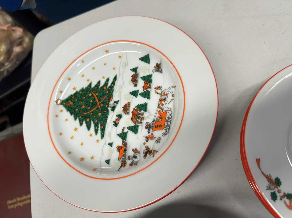 Christmas Village Plates - photo 3
