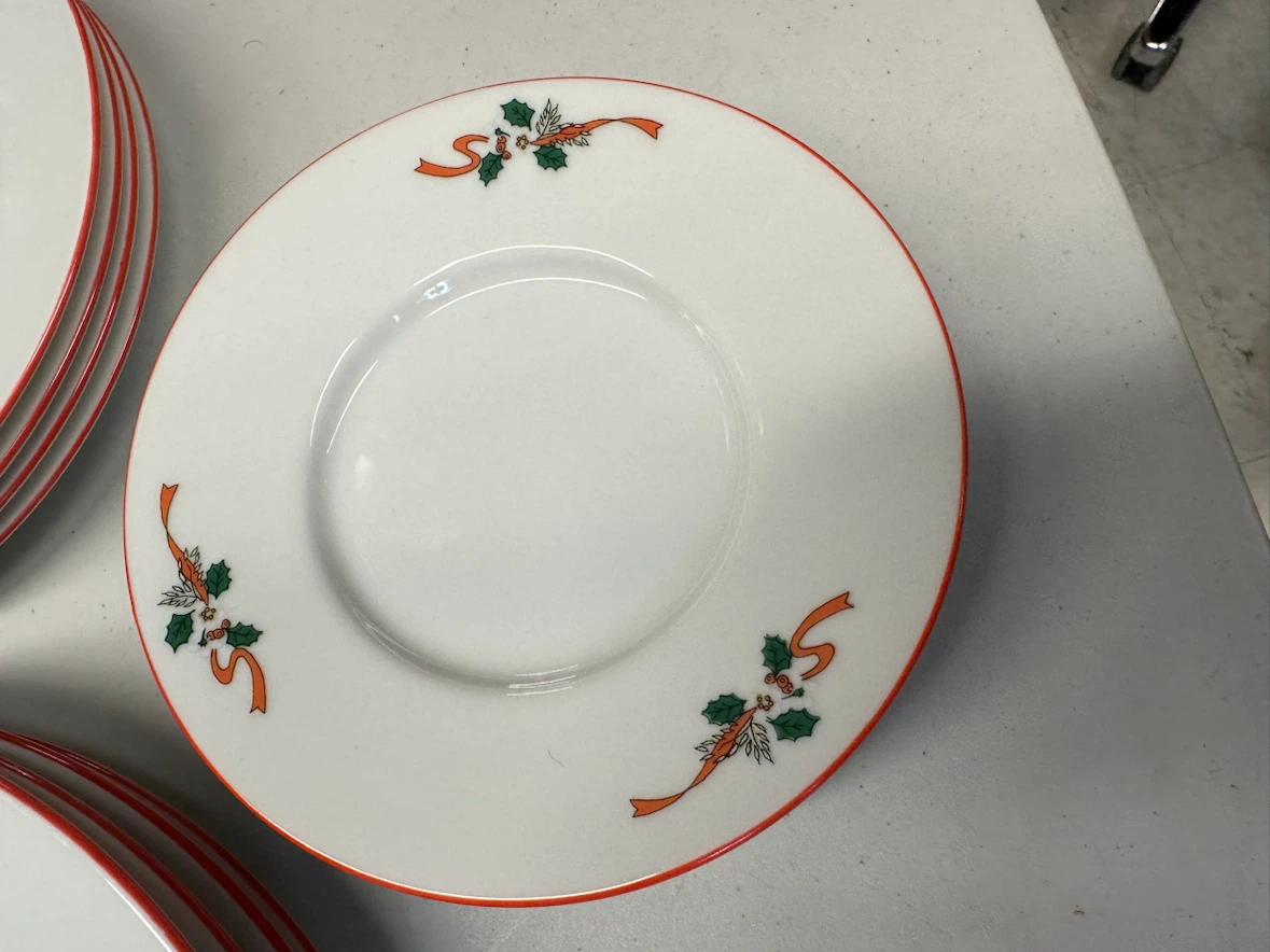 Christmas Village Plates - photo 4