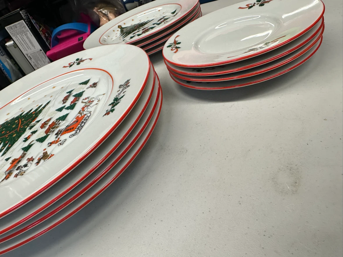 Christmas Village Plates - photo 5