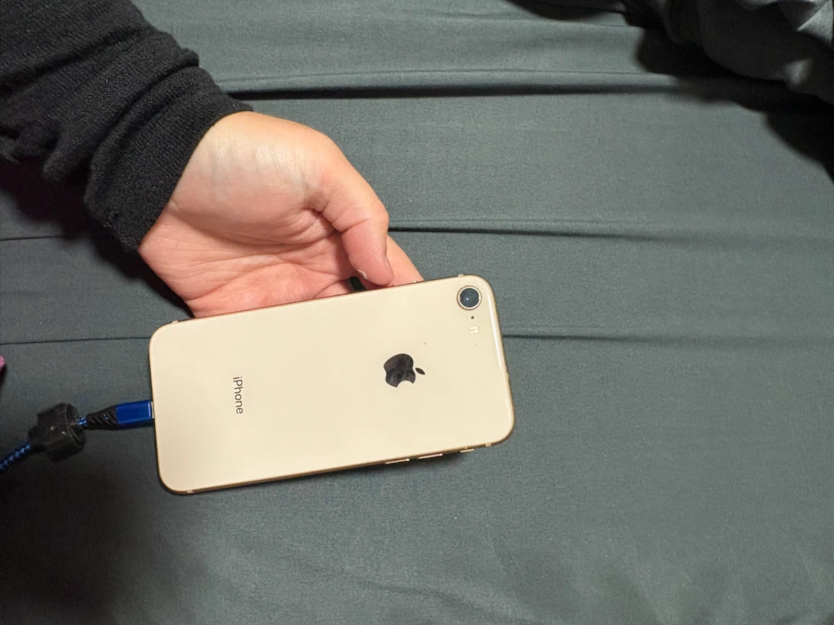 Cracked iPhone 8 - photo 2