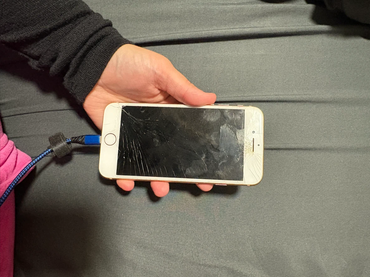 Cracked iPhone 8 - photo 3