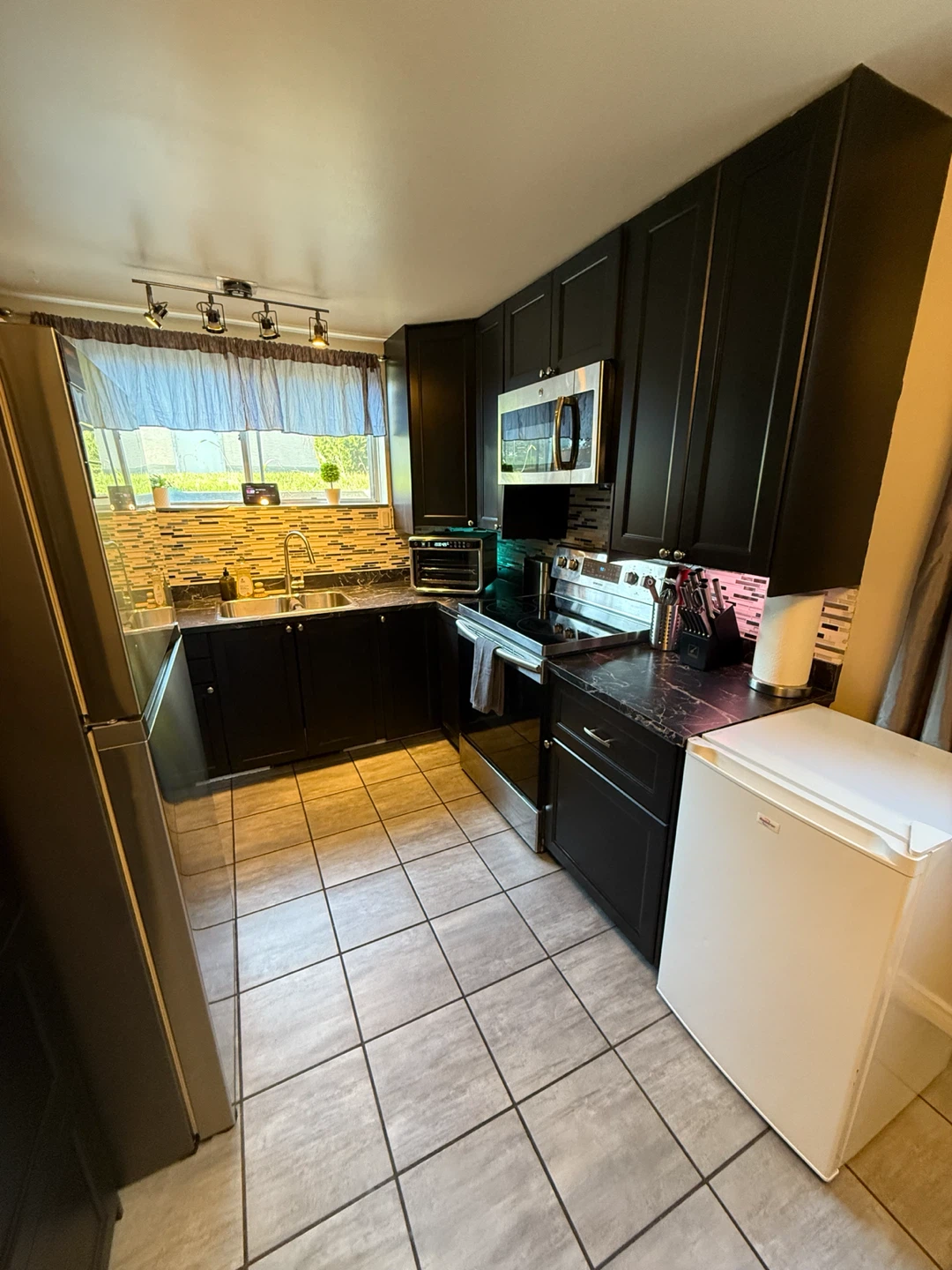 Private room in Allendale - 1300 sq ft suite - private parking - photo 3