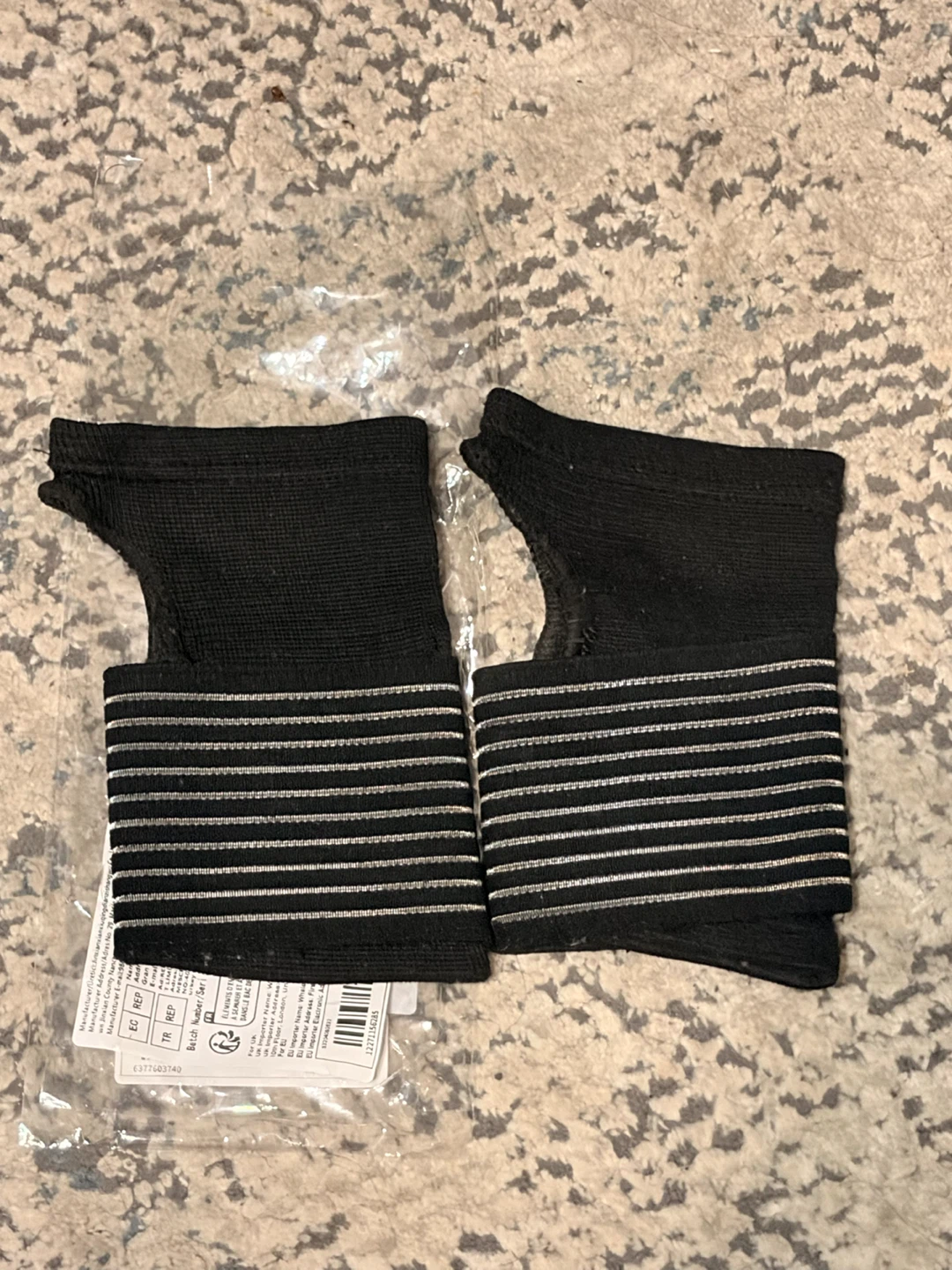 Unisex Pair of Black Elastic Adjustable Wrist Supports