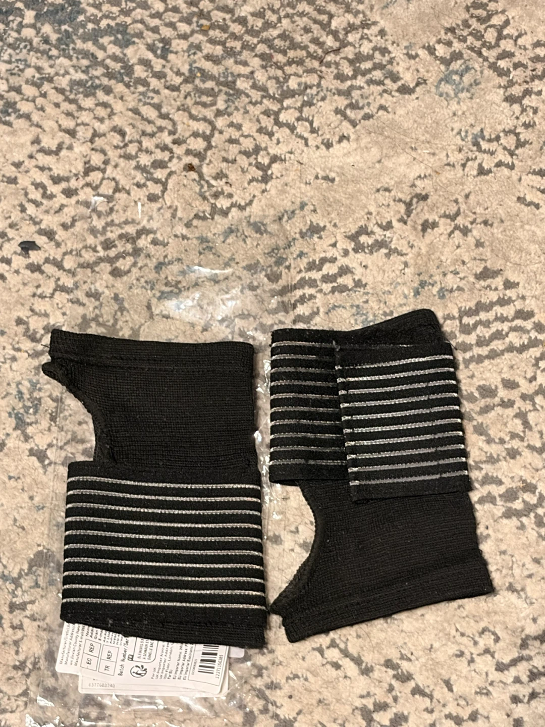 Unisex Pair of Black Elastic Adjustable Wrist Supports - photo 3