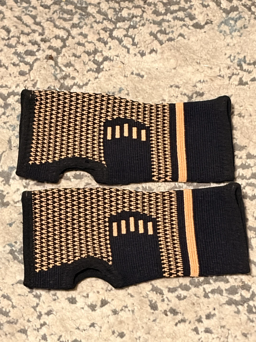 Pair of Unisex Wrist Compression Sleeves Pain Relief and Support - photo 2