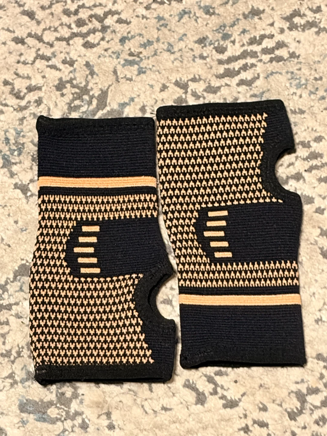 Pair of Unisex Wrist Compression Sleeves Pain Relief and Support - photo 3