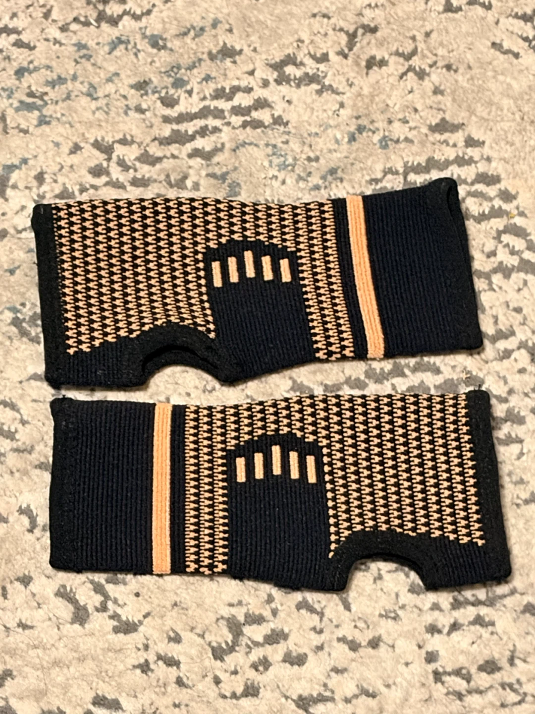 Pair of Unisex Wrist Compression Sleeves Pain Relief and Support - photo 5