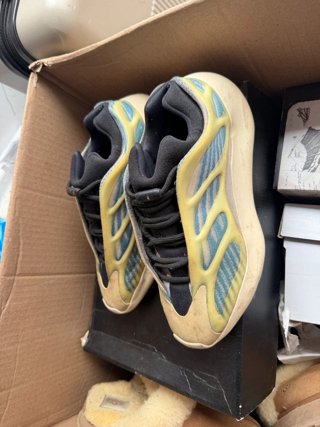 Adidas Yeezy 700 V3 Sneakers - photo 2