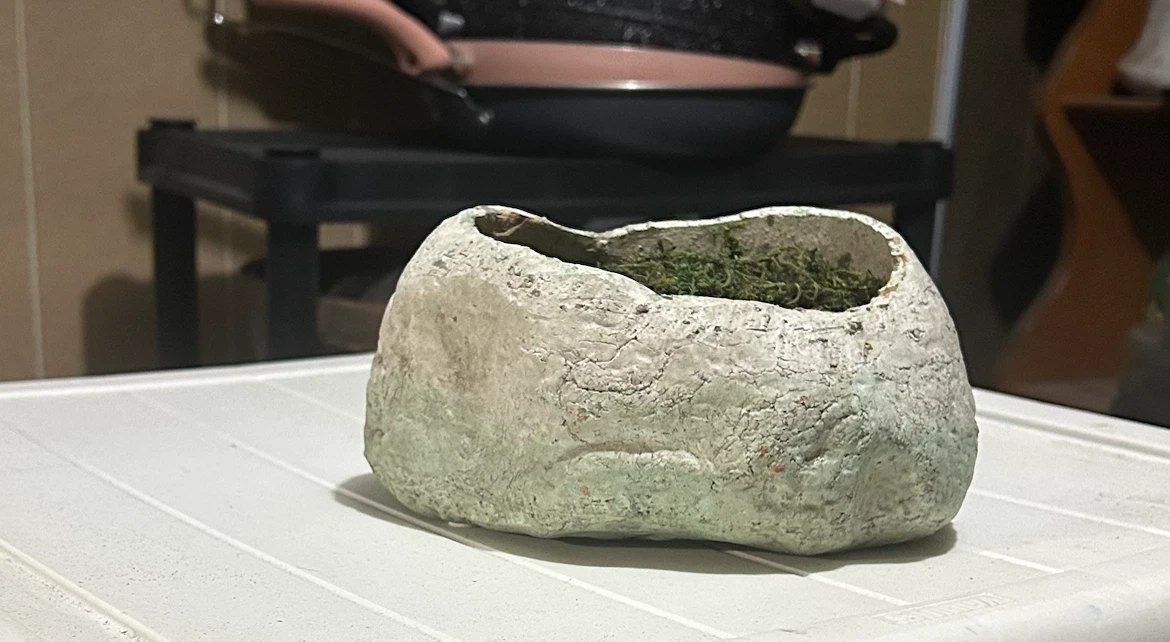 Stone-look planter for artificial plants/flowers