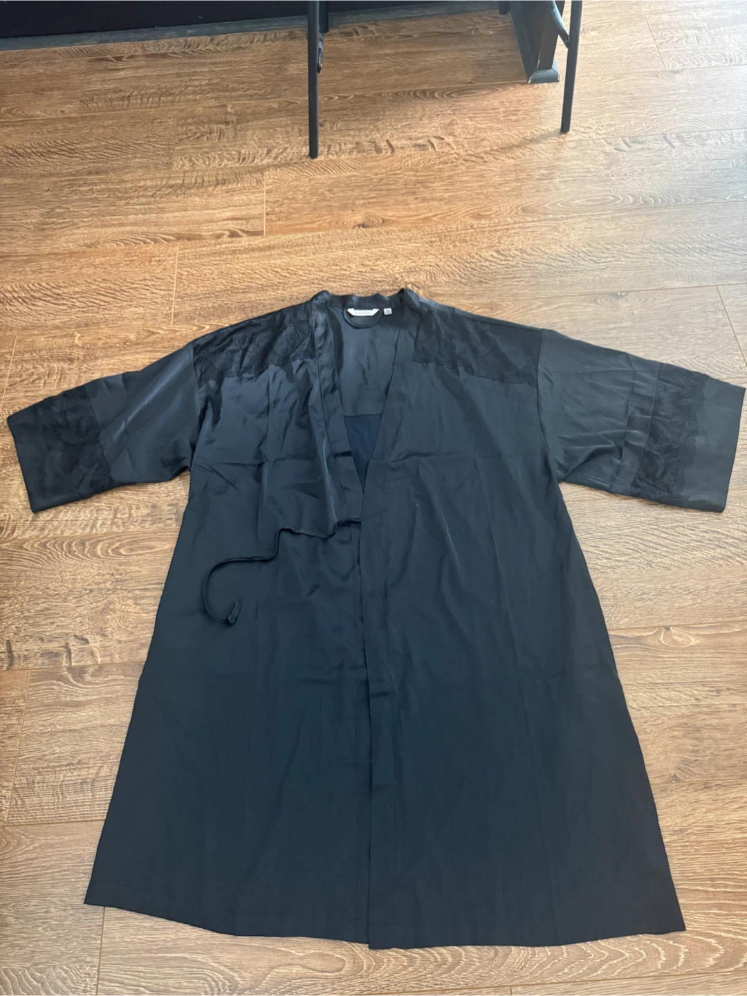 NWOT la Vie en Rose Black Satin & Lace Robe (Size M)