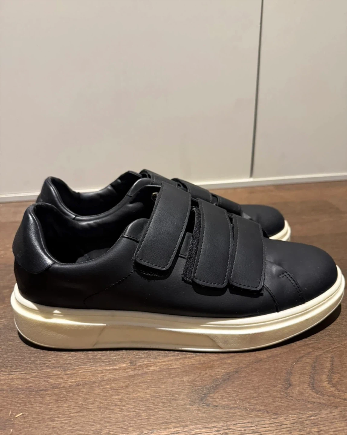 Zara Men’s Leather Velcro Sneakers US10