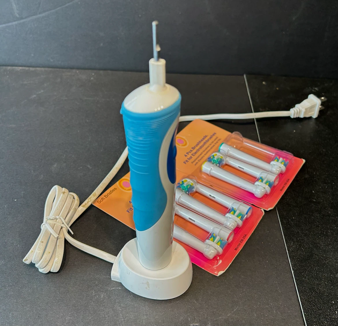 Oral-B Braun Electric Toothbrush with 7 Replacement Heads - photo 2