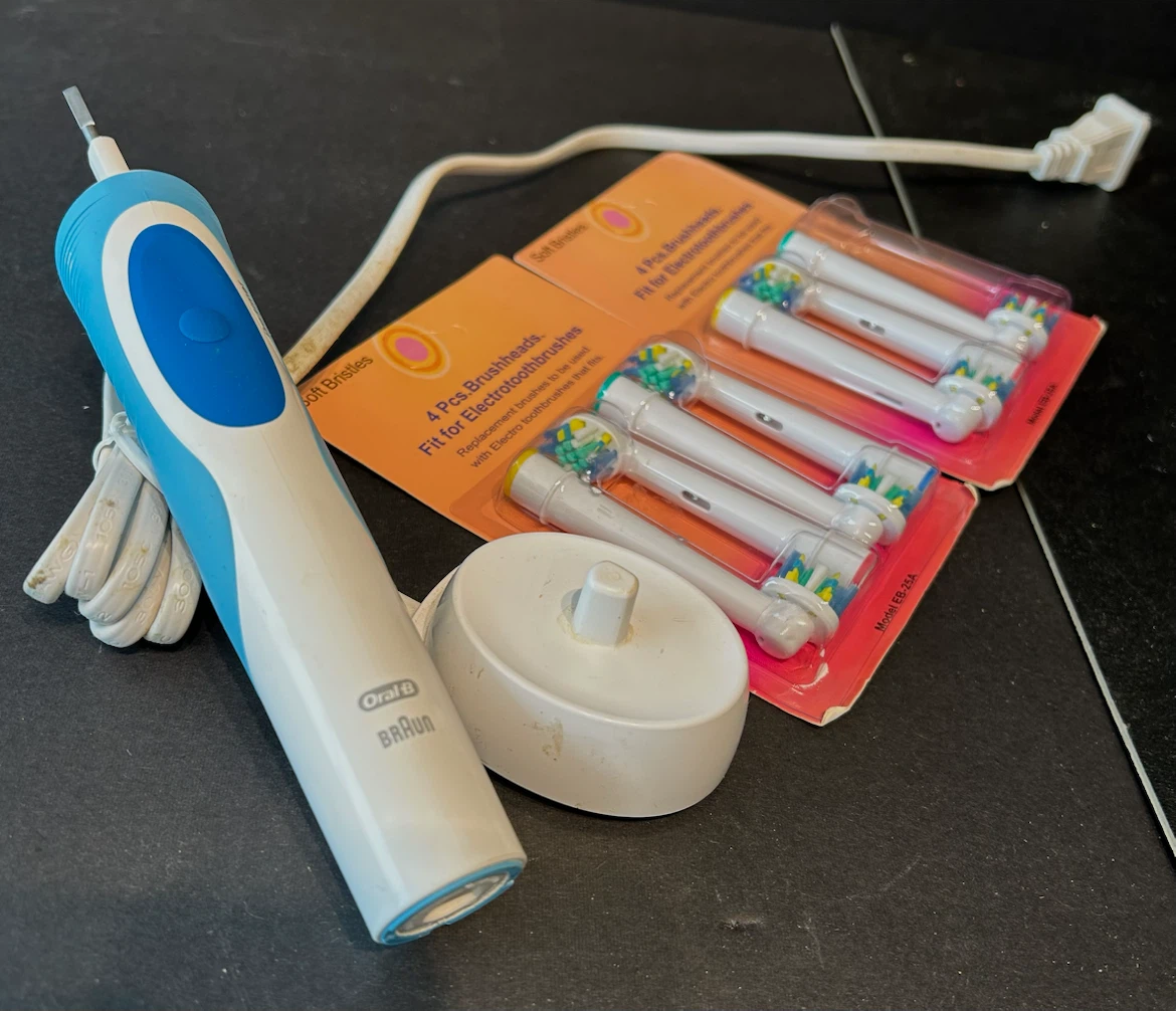 Oral-B Braun Electric Toothbrush with 7 Replacement Heads - photo 3