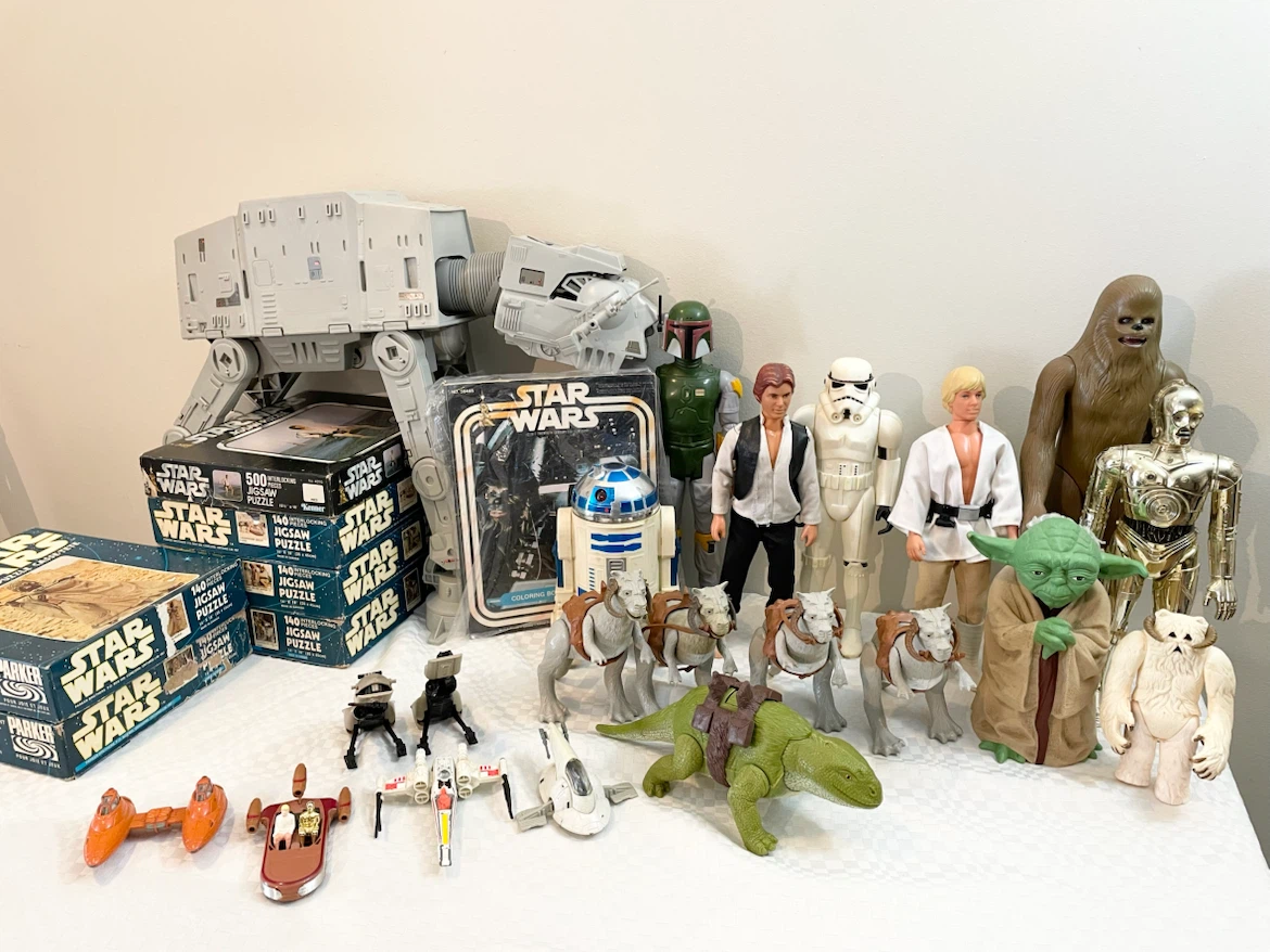 Vintage Star Wars Action Figure Collection with Cases - photo 3