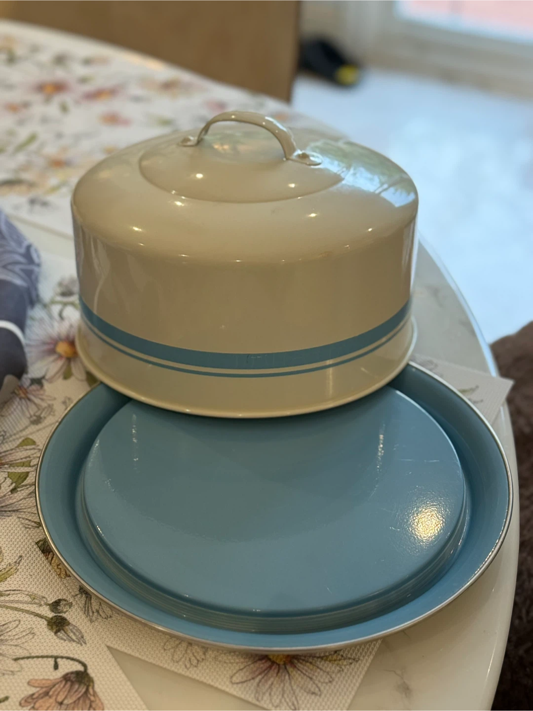 Vintage Enamel Cake Carrier - photo 3