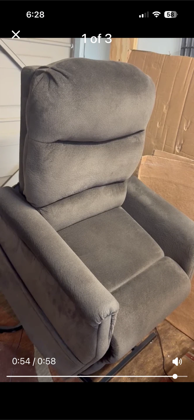 Lift chair / recliner/ 778-322-4760 delivery possible