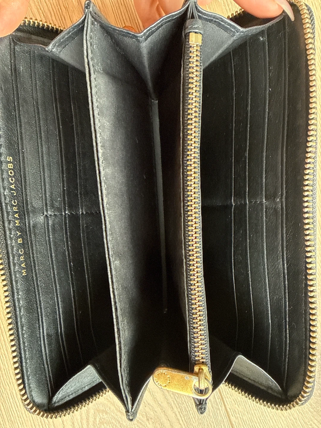 Marc by Marc Jacobs Black Leather Zip Wallet - photo 3