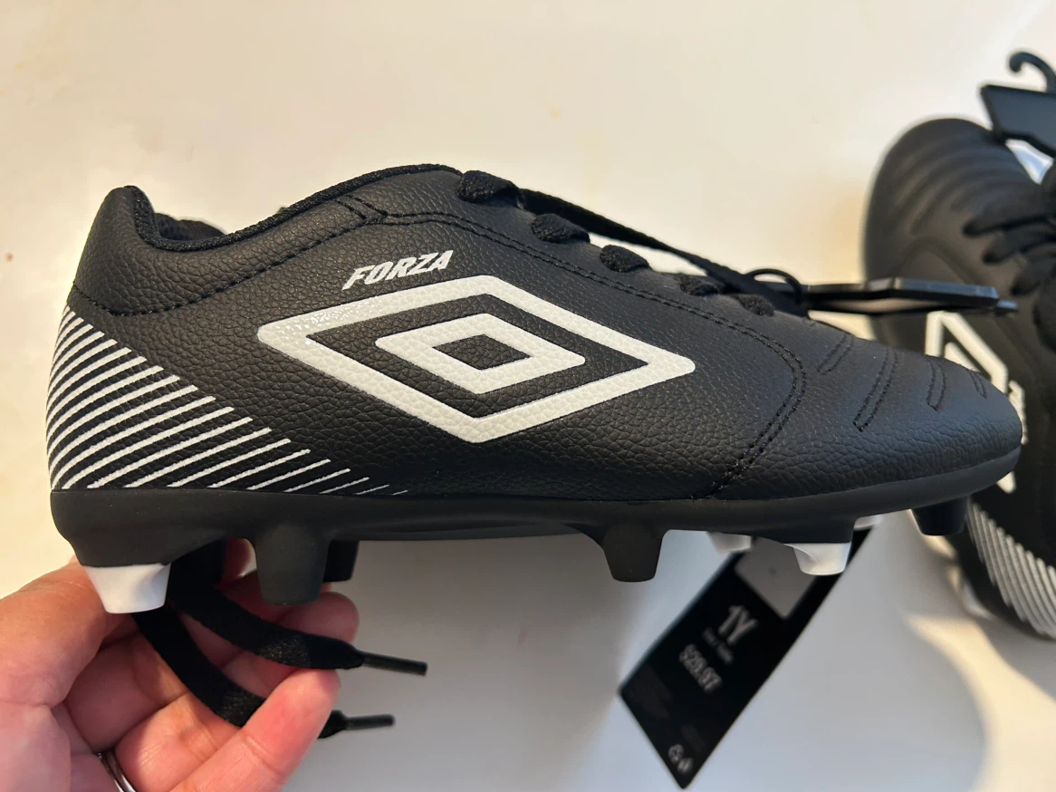 [NEW] Umbro kids soccer cleats