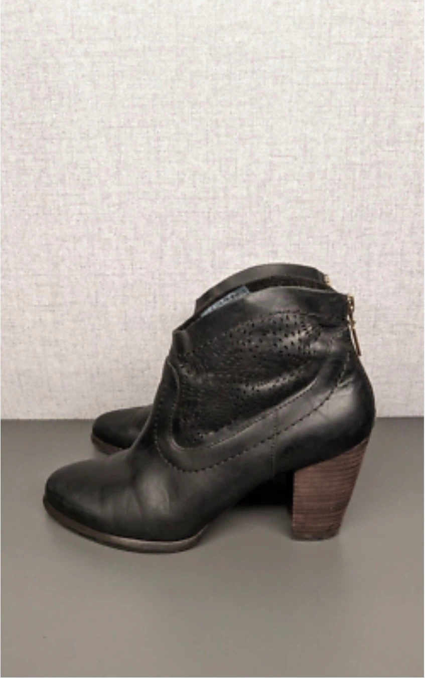 UGG leather ankle boots