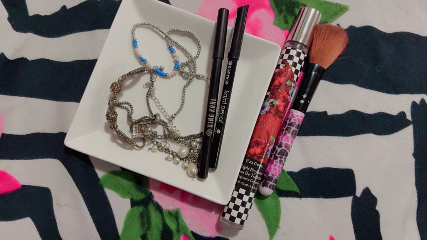 Essence Kajal Pencils and Viva Color Perfume - photo 2