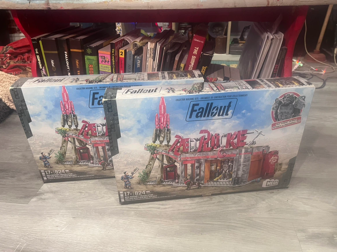 🔴 MEGA Fallout Red Rocket Truck Stop — 824 Pieces - photo 2