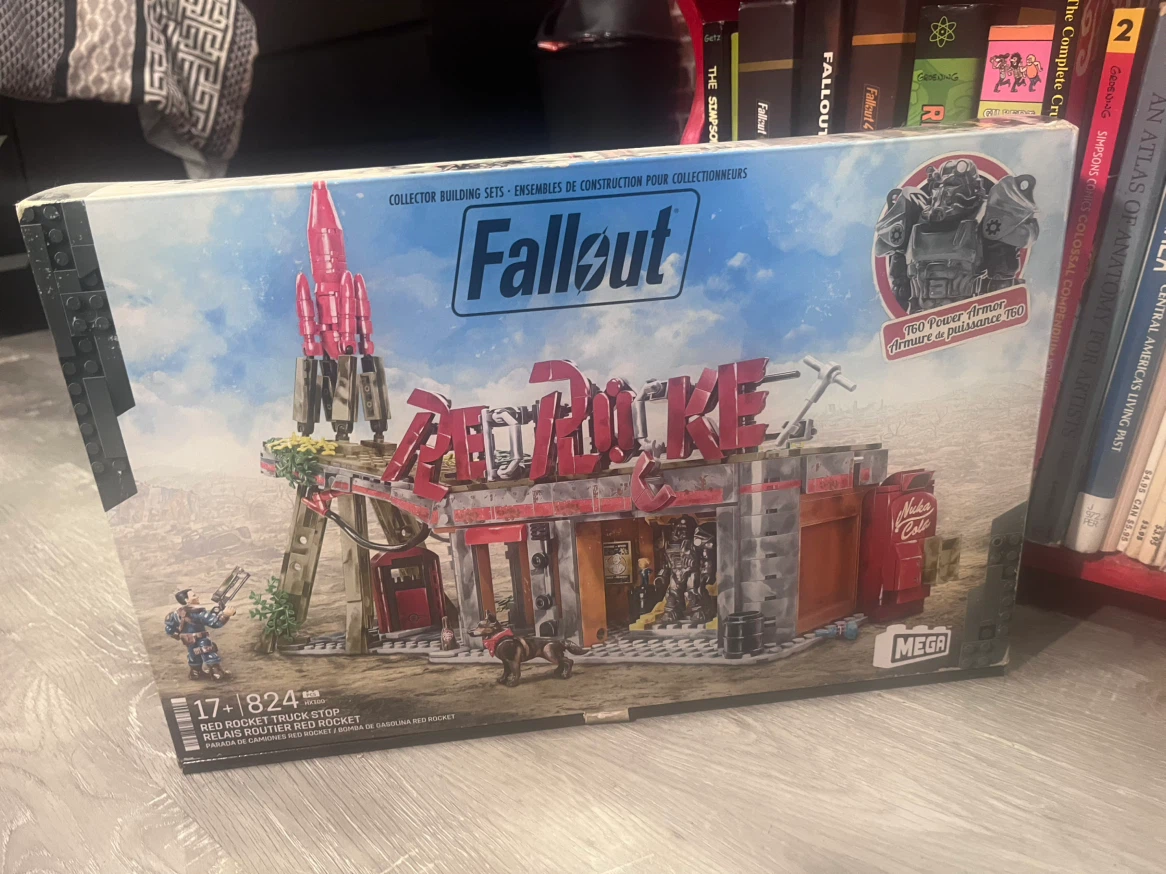 🔴 MEGA Fallout Red Rocket Truck Stop — 824 Pieces - photo 3