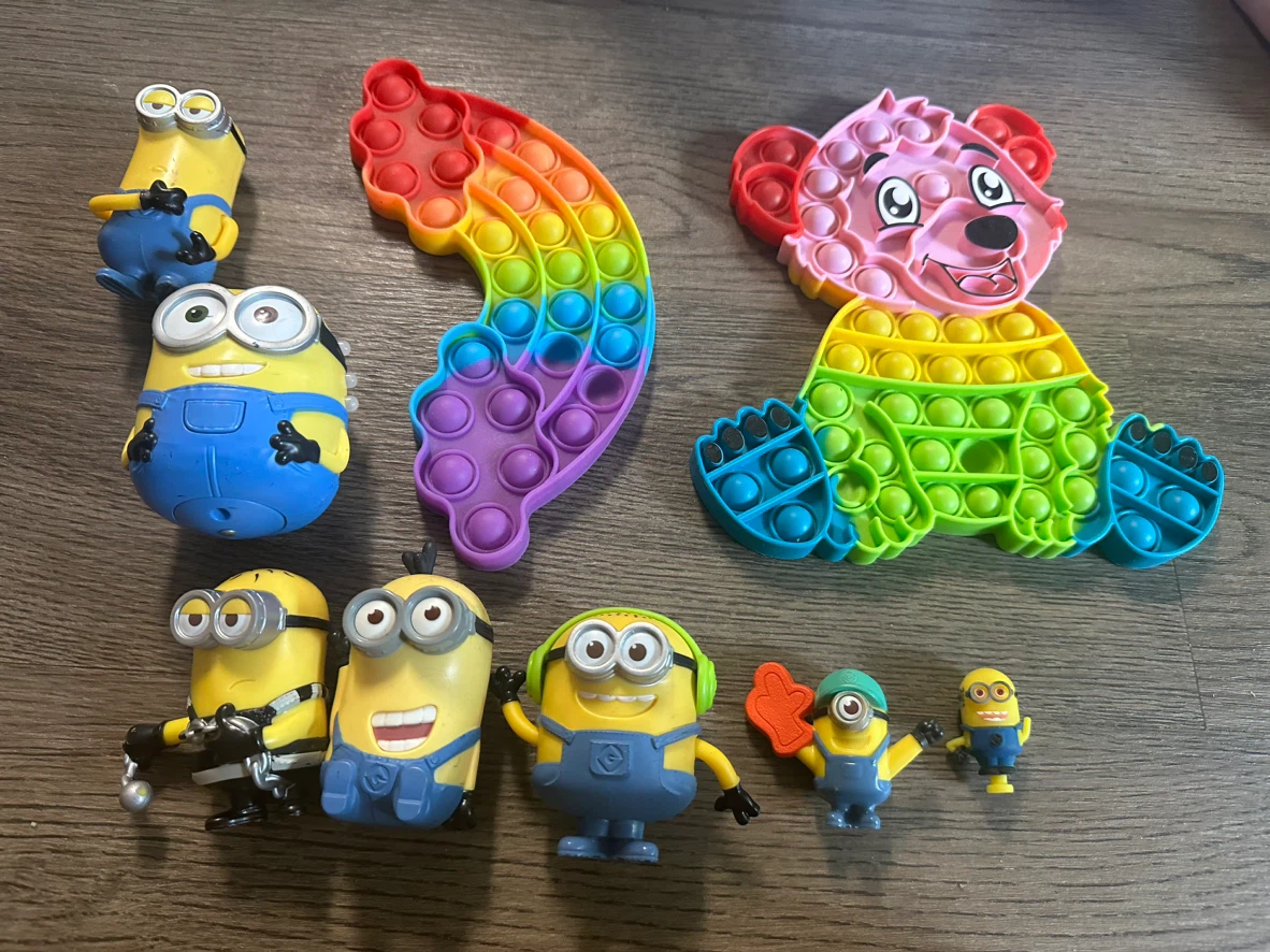 Minions Figures and Pop-It Fidget Toy Set