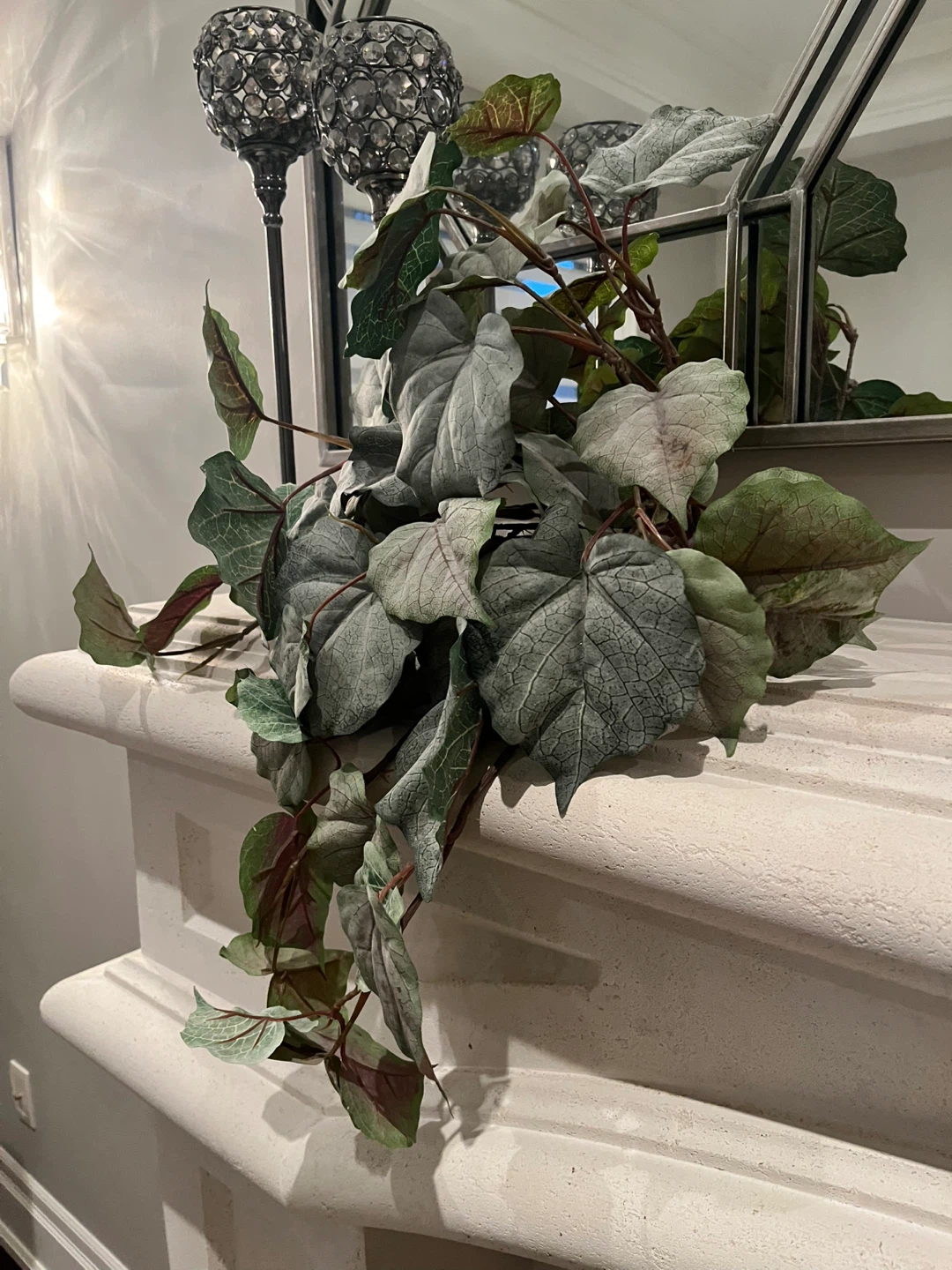 Artificial trailing ivy plant