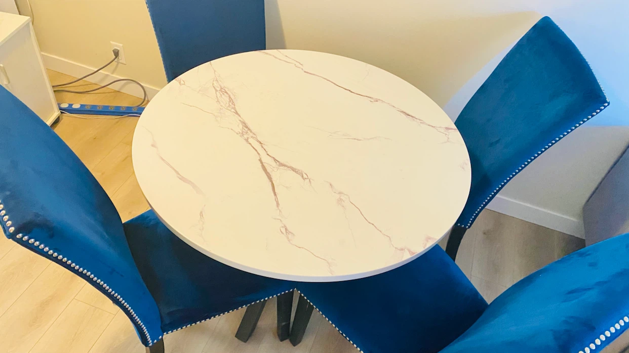 Round White Marble-Look Table and 4 Blue Velvet Chairs - photo 4