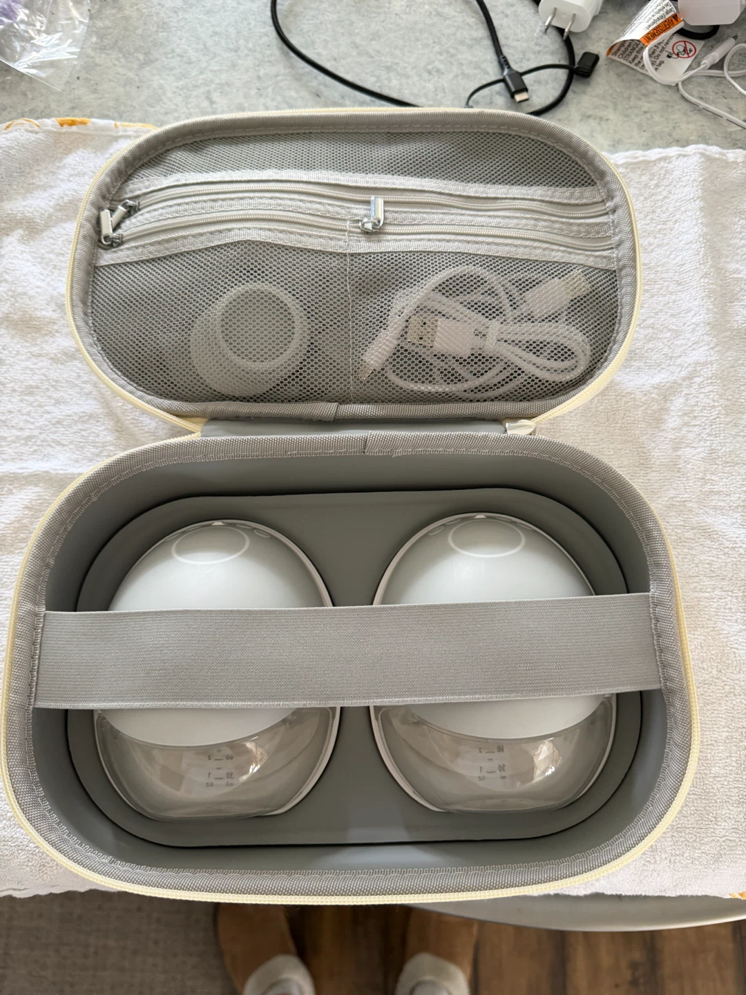 Momcozy Hands-Free Breast Pump Set - photo 2