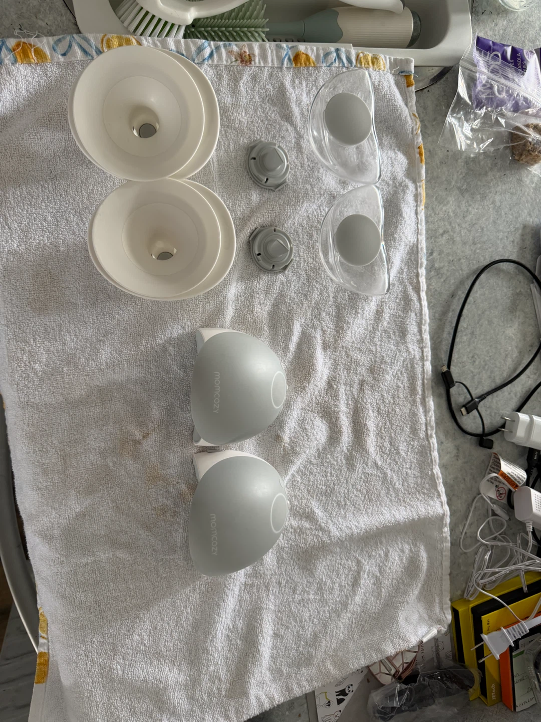 Momcozy Hands-Free Breast Pump Set - photo 4