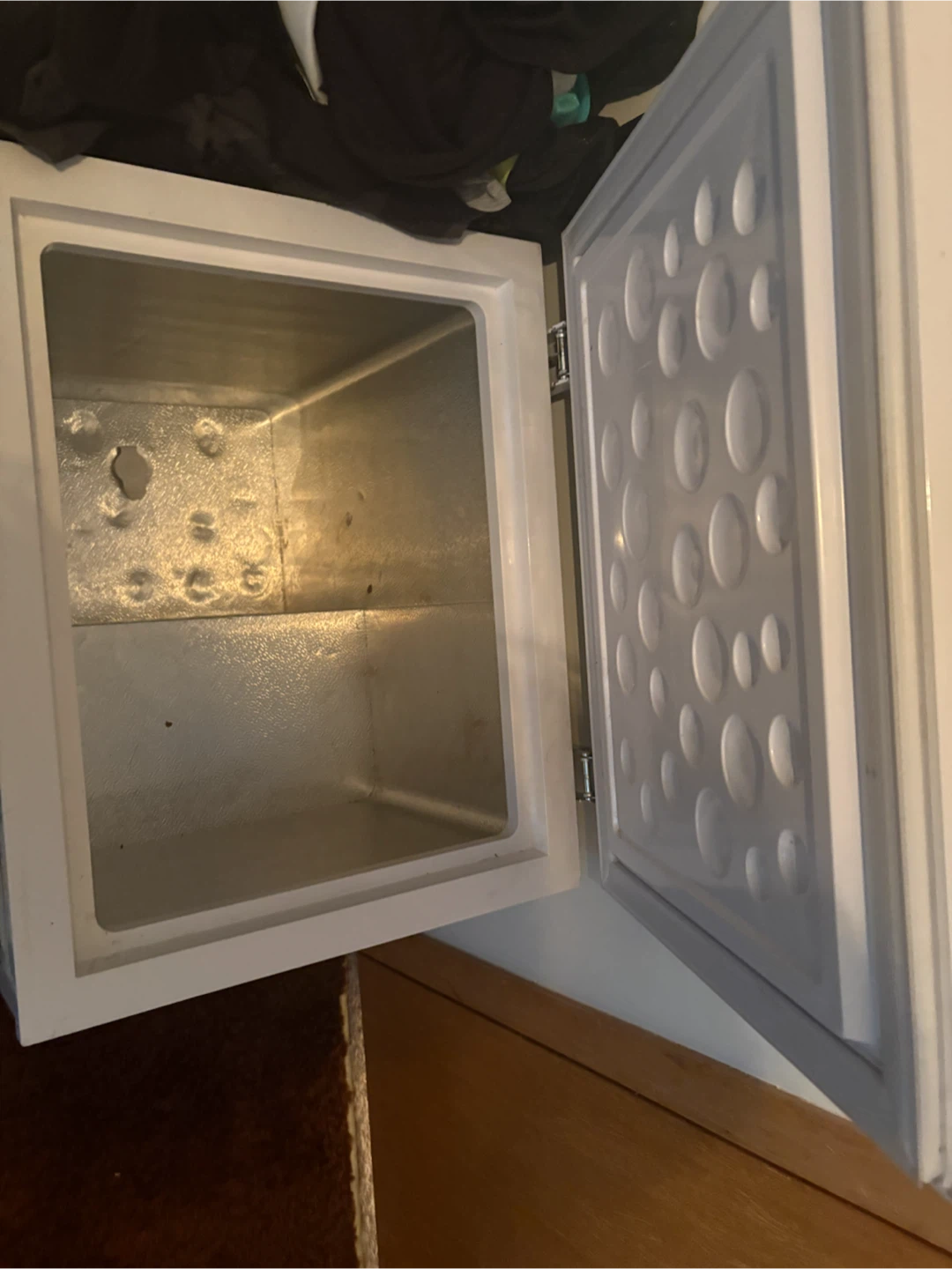 Frigidaire Garage Ready Chest Freezer - photo 2