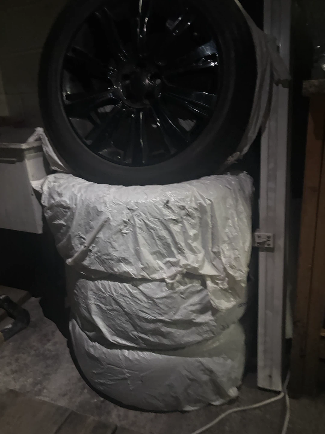 RANGE ROVER RIM AND SUMMER TIRES - photo 2