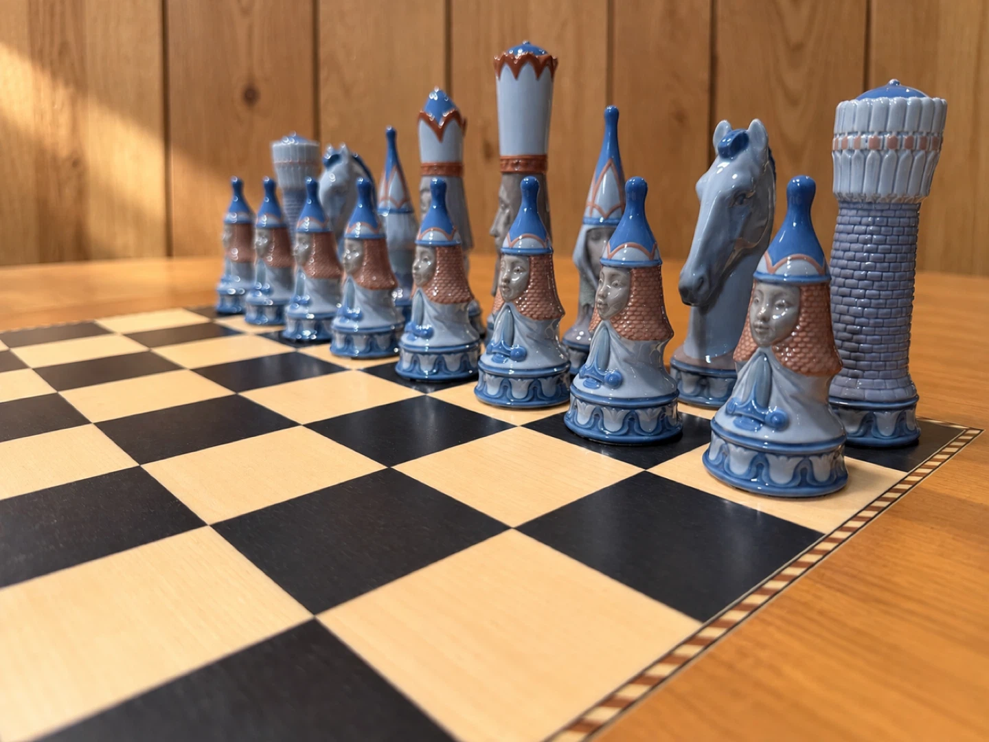 Lladró 48-33 Medieval Porcelain Chess Set, Wooden Board, Spain - photo 5