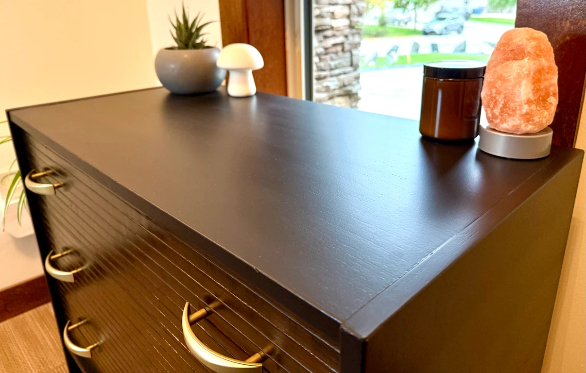 Refinished Fluted 3-Drawer Dresser – Dark Wood & Black - photo 4