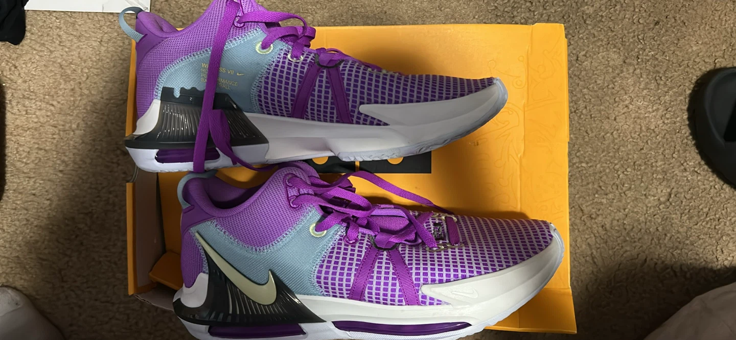 Nike LeBron Witness VII Basketball Shoes