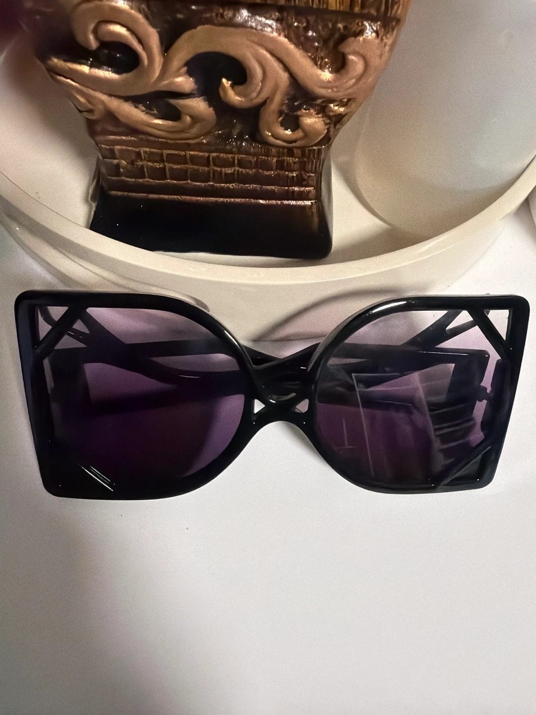 Black geometric frame sunglasses