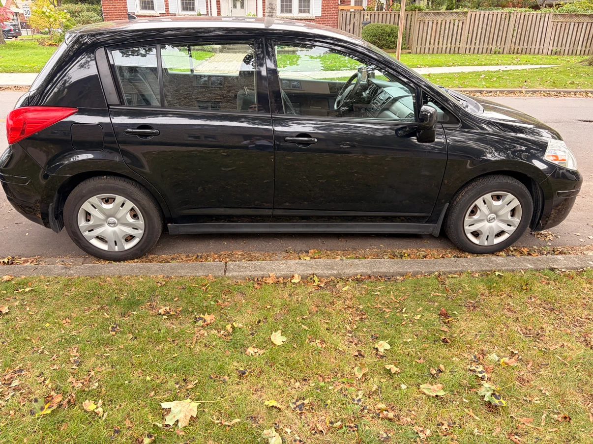 Selling Nissan Versa 2012