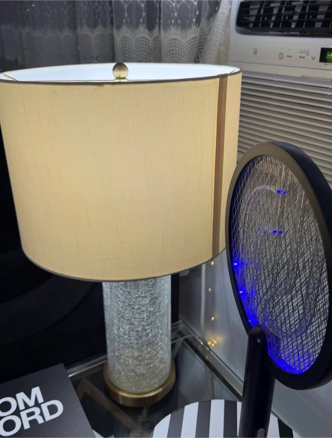 Table Lamp with Textured Glass Base - photo 3