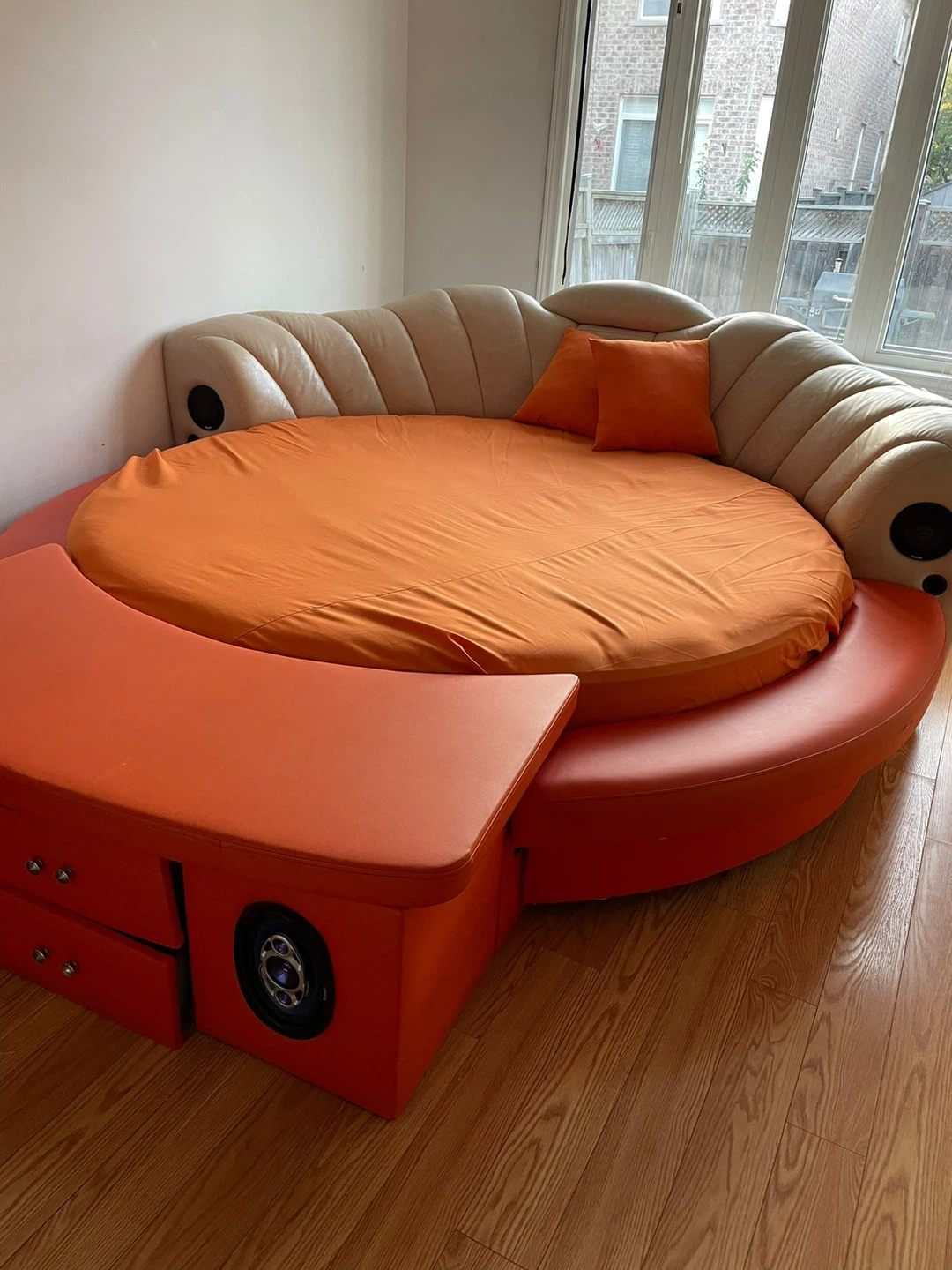 Round Bed with built-in Speakers