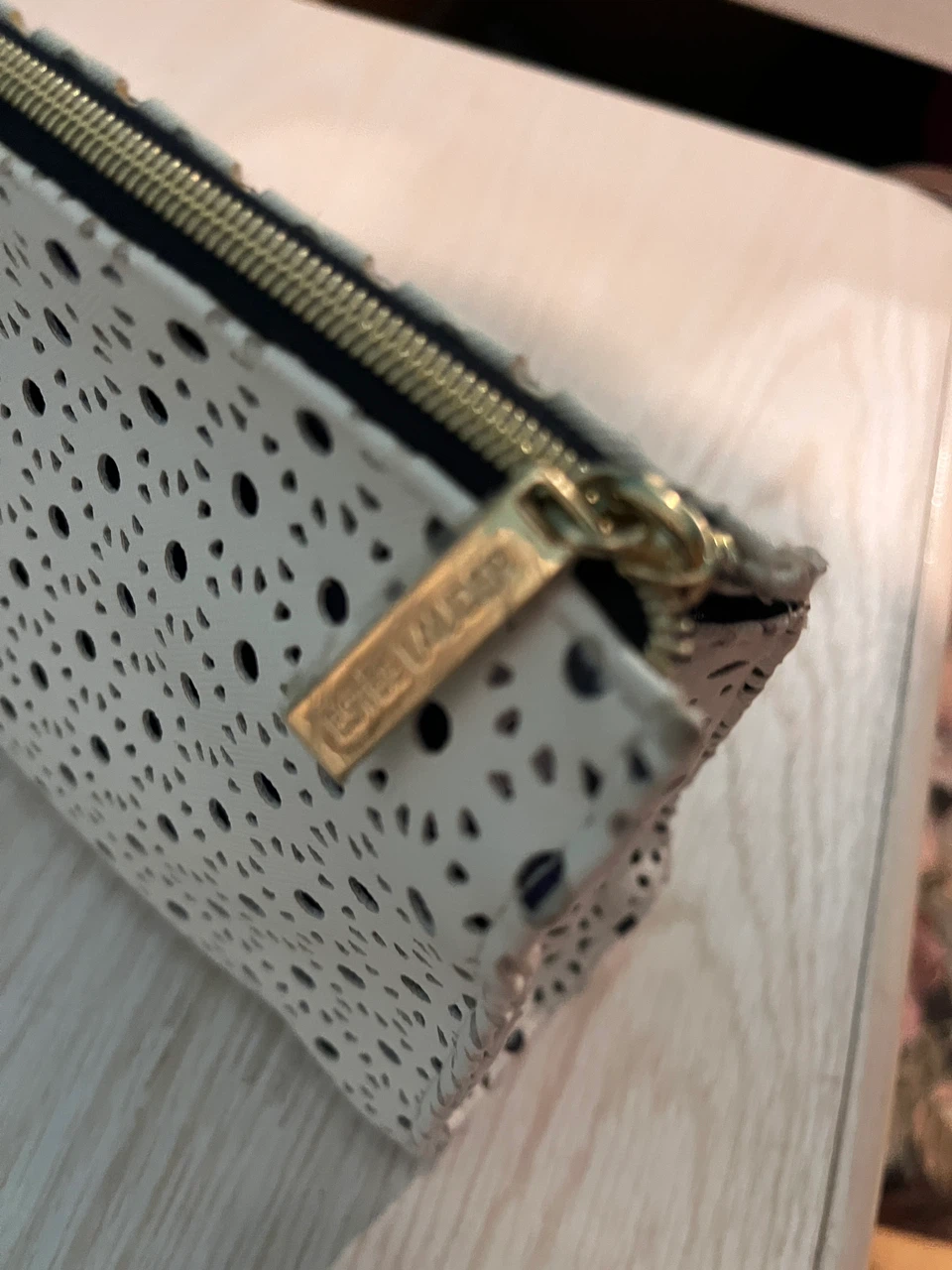 Estee Lauder White Laser Cut Cosmetic Bag - photo 2