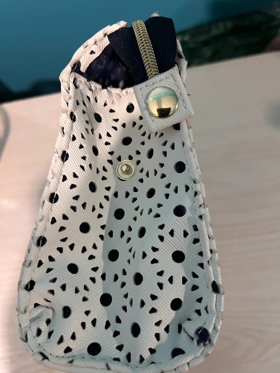 Estee Lauder White Laser Cut Cosmetic Bag - photo 3